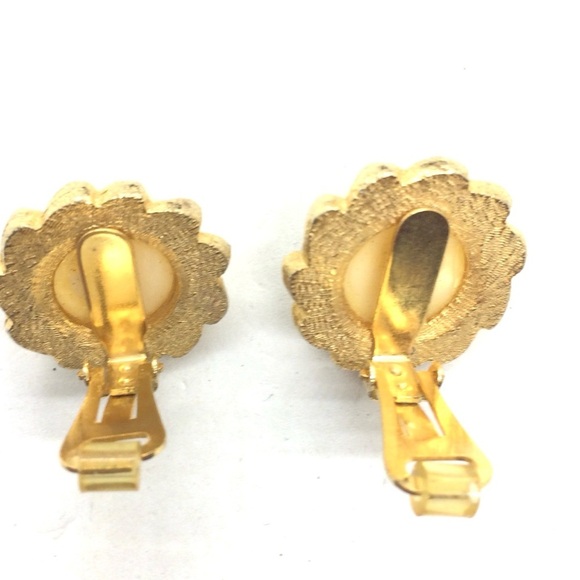 VINTAGE HOBE LUCITE CONFETTI CLIP ON EARRINGS GOLD TONE CUSTARD YELLOW BUTTON - Picture 14 of 14